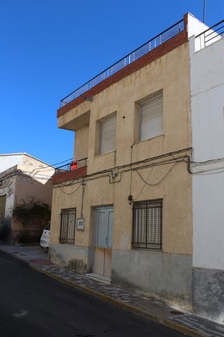 Town house with rooftop terrace in Tijola, Almeria, ideal for renovation or investment.