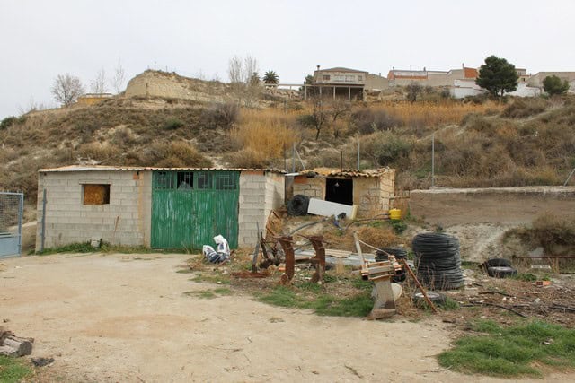 Rural property with simple structures in Caniles, Granada, ideal for renovation or development proje.