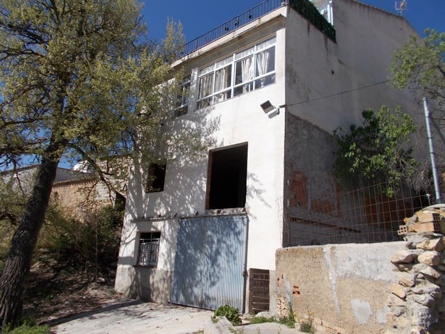 Charming village property in Hijate, Almeria, featuring a rustic exterior and spacious interior. Per.