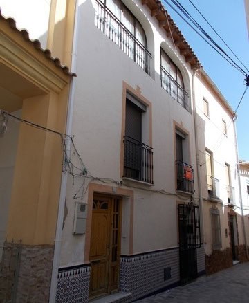 Town House for sale in Tijola, Almeria, featuring traditional architecture and modern amenities.