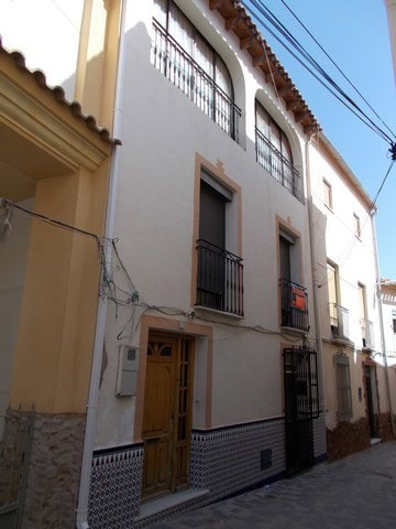 Town House for sale in Tijola, Almeria, featuring traditional architecture and modern amenities.