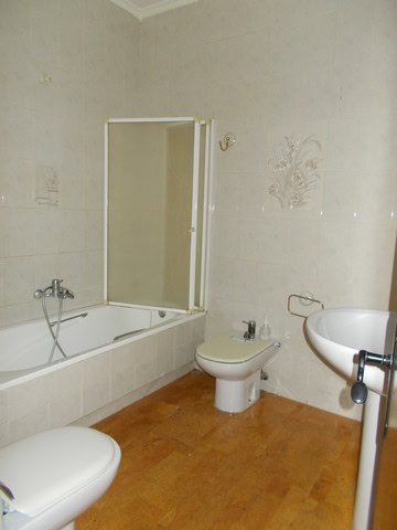 Bathroom with bathtub, bidet, and sink in Tijola, Almeria.