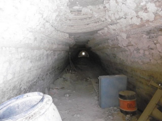 Cave house interior in Benamaurel, Granada, showing a tunnel-like space with natural rock walls.