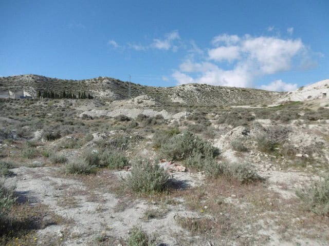 Land plot in Benamaurel, Granada, ideal for building or farming. Scenic rural area with natural land.