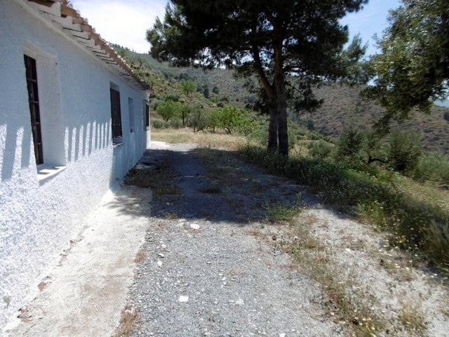 Charming rural property in Sufli, Almeria, with scenic mountain views and spacious outdoor area.