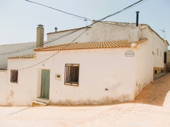 Traditional whitewashed village property in Hijate, Almeria, with rustic charm and scenic surroundin.