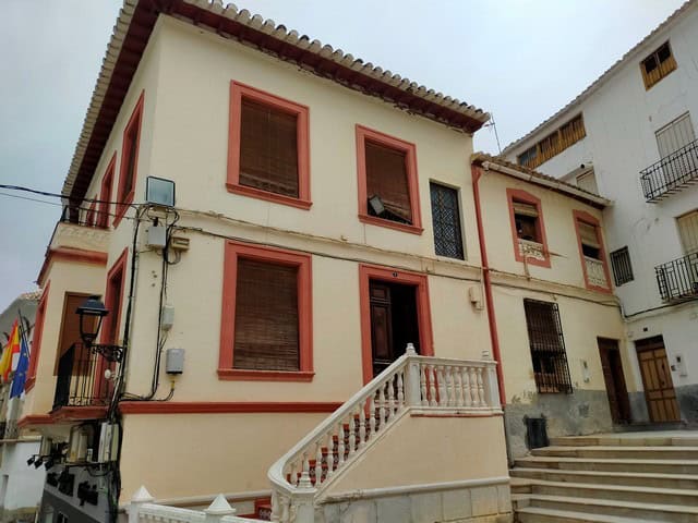 Charming town house in Cullar, Granada, ideal for buyers seeking authentic Spanish architecture.