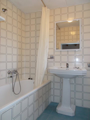 Charming village property in Cela, Almeria, featuring a cozy bathroom with classic tiled walls. Perf.
