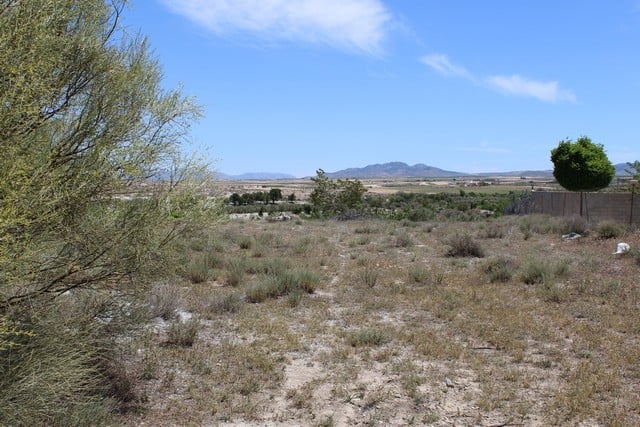 Cave house property in Caniles, Granada, with scenic desert landscape and mountain views.