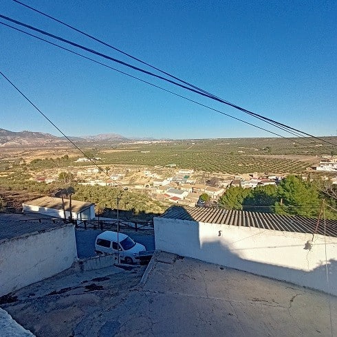 Village property with scenic views in Fontanar, Jaen, ideal for renovation or new construction.
