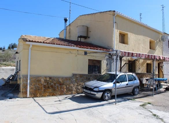 Charming rural house in Seron, Almeria, with parking and outdoor space. Ideal for countryside living.