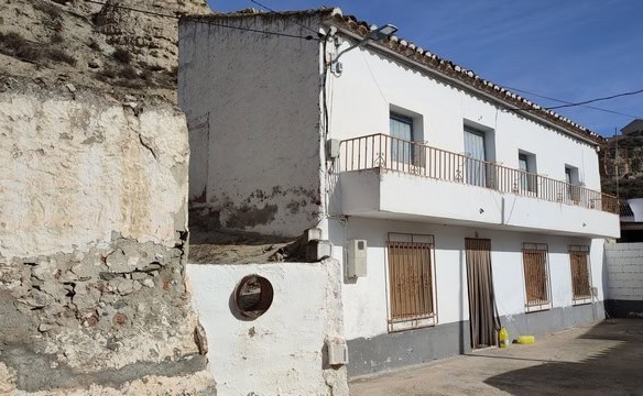 Charming town house in Caniles, Granada with traditional architecture and spacious balcony.