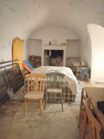 Unique cave home interior in Benamaurel, Granada, showcasing rustic charm and traditional architectu.