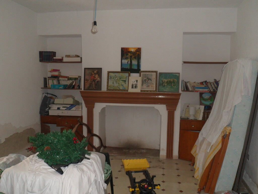 Cozy village home with fireplace and artwork in Campo Camara, Granada. Ideal for peaceful living or.
