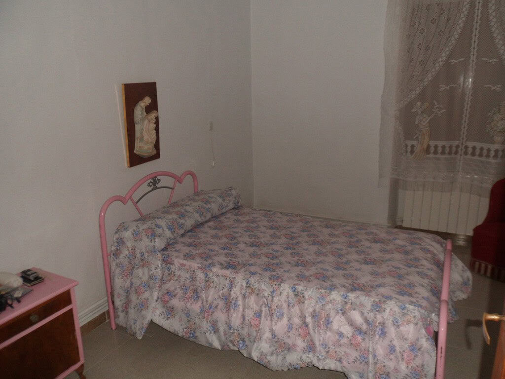 Charming bedroom in a village property located in Campo Camara, Granada, featuring a pink metal bed.