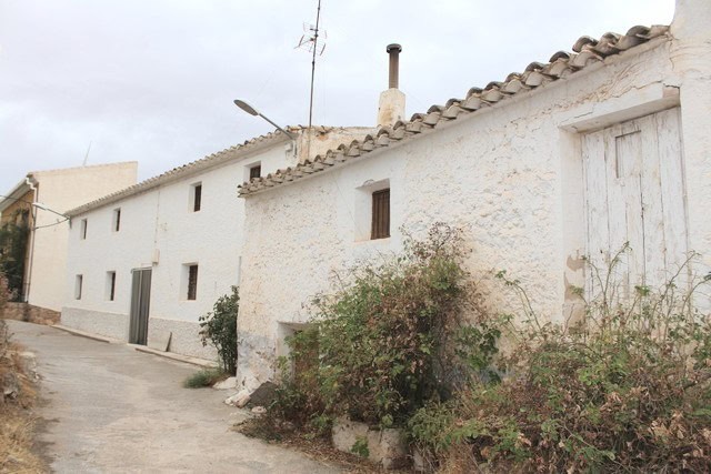 Charming rural property in Seron, Almeria, with traditional whitewashed walls and rustic charm.