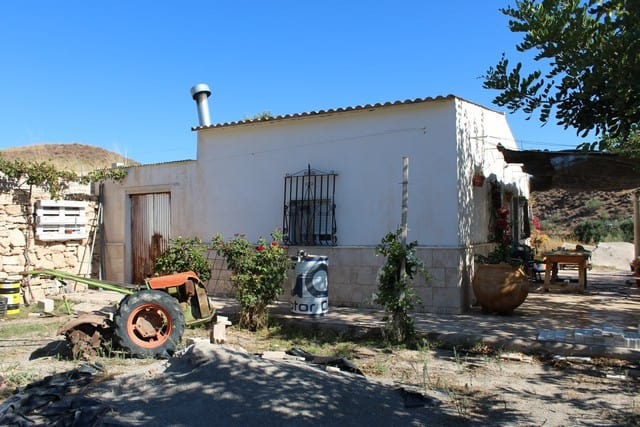 Rural property in Purchena, Almeria with traditional white walls and outdoor garden space.