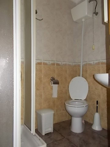 Bathroom with toilet and shower in Tijola property.
