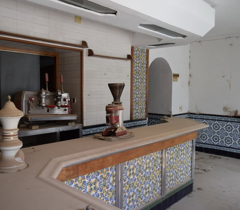 Commercial property in Baza, Granada with traditional decor and spacious interior.