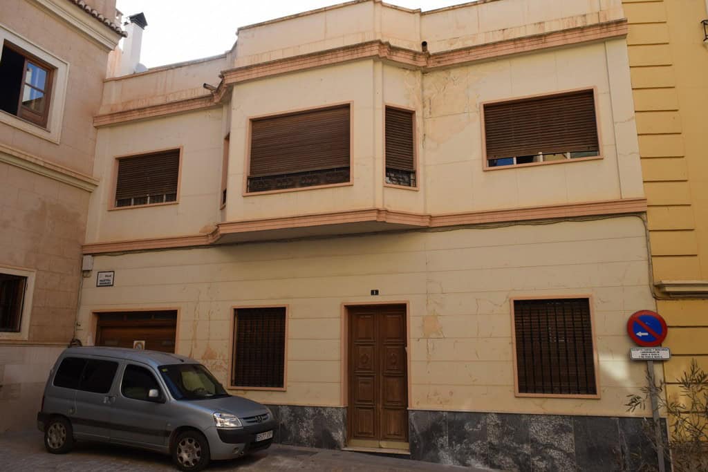 Town house in Guadix, Granada with traditional architecture and secure windows.