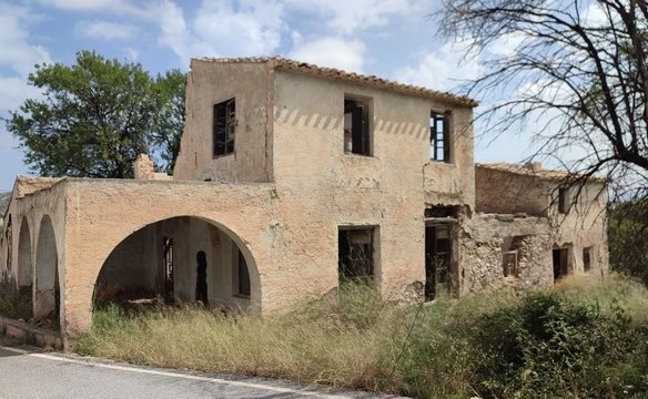 Charming abandoned rural house in Tijola, Almeria, with traditional architecture and scenic surround.