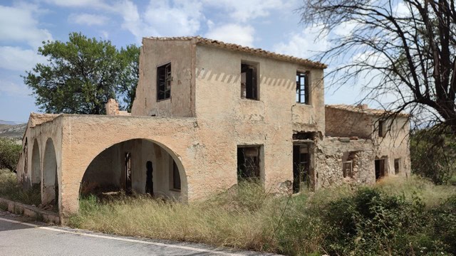 Charming abandoned rural house in Tijola, Almeria, with traditional architecture and scenic surround.
