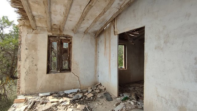 Abandoned rural house with rustic charm in Tijola, Almeria, offering renovation potential in a peace.