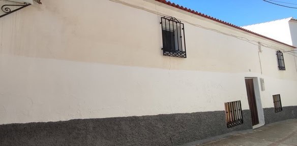 Village property in Somontin, Almeria with traditional white walls and small windows. Ideal for reno.
