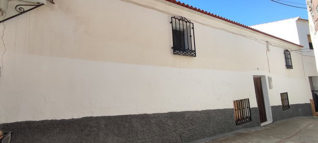 Village property in Somontin, Almeria with traditional white walls and small windows. Ideal for reno.