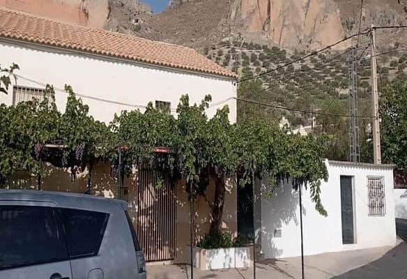 Charming rural property in Rosales, Jaen with lush greenery and mountain views. Perfect for countrys.