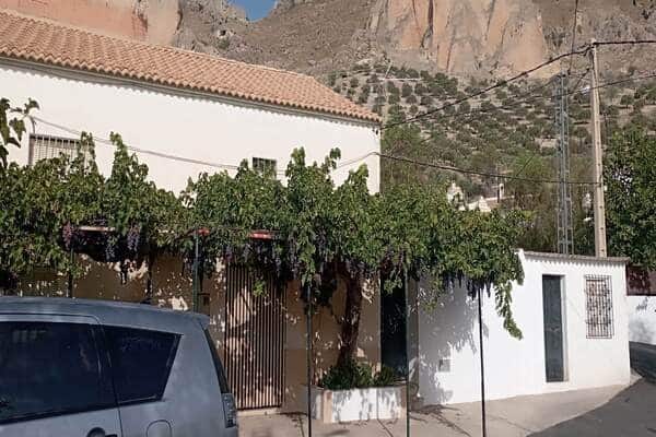 Charming rural property in Rosales, Jaen with lush greenery and mountain views. Perfect for countrys.