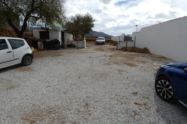 Village property for sale in Gor, Granada with parking and scenic mountain views.
