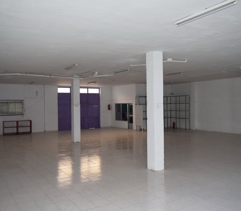 Bright interior of an apartment in Baza, Granada, with open space and modern design.