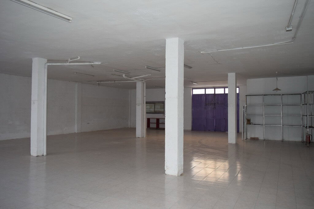 Empty commercial space in Baza, Granada with open layout and white walls.