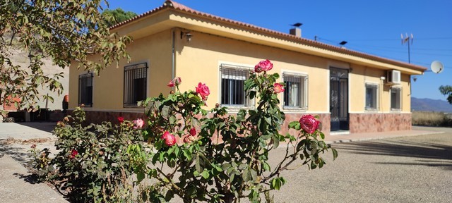 Charming villa in Armuna, Almeria with garden and scenic mountain views. Perfect for a peaceful coun.