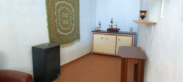 Interior of rural property in Seron, Almeria with simple furnishings and traditional decor.