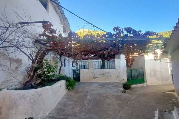 Charming rural property with traditional whitewashed walls in Don Pedro, Jaen, featuring a scenic ou.