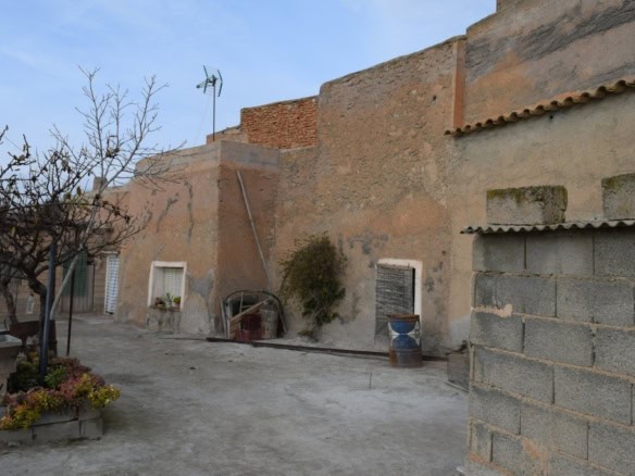 Traditional cave house in Benamaurel, Granada, with rustic walls and outdoor space.