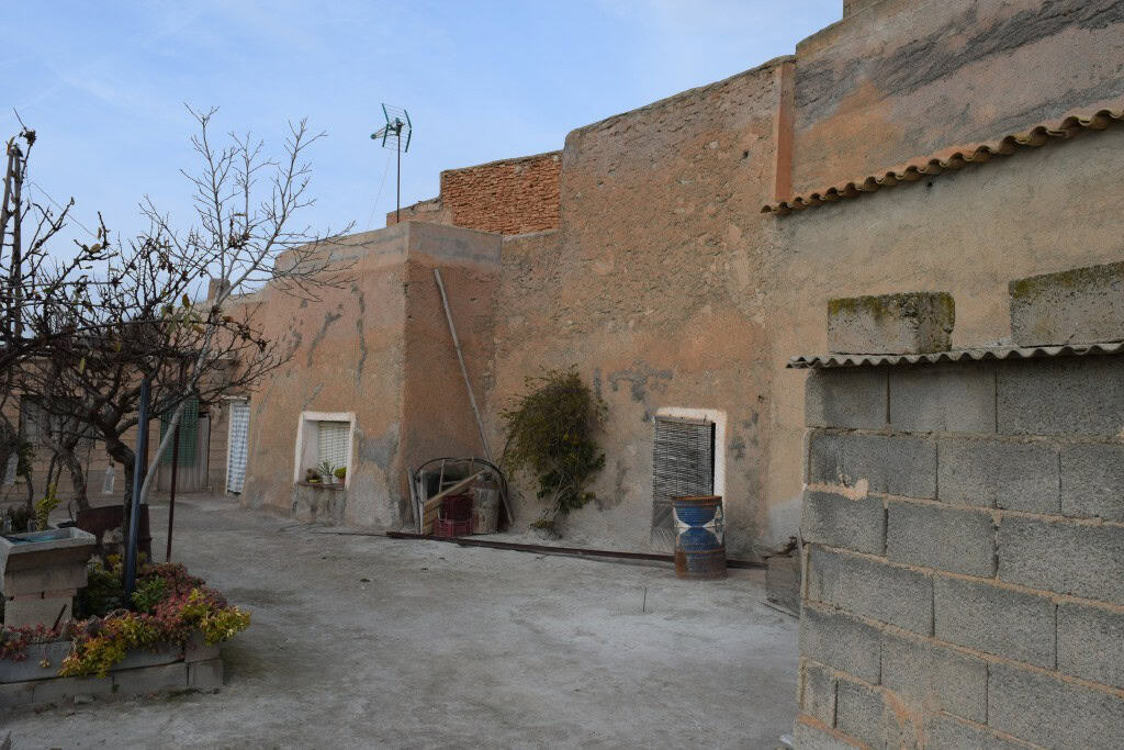 Traditional cave house in Benamaurel, Granada, with rustic walls and outdoor space.