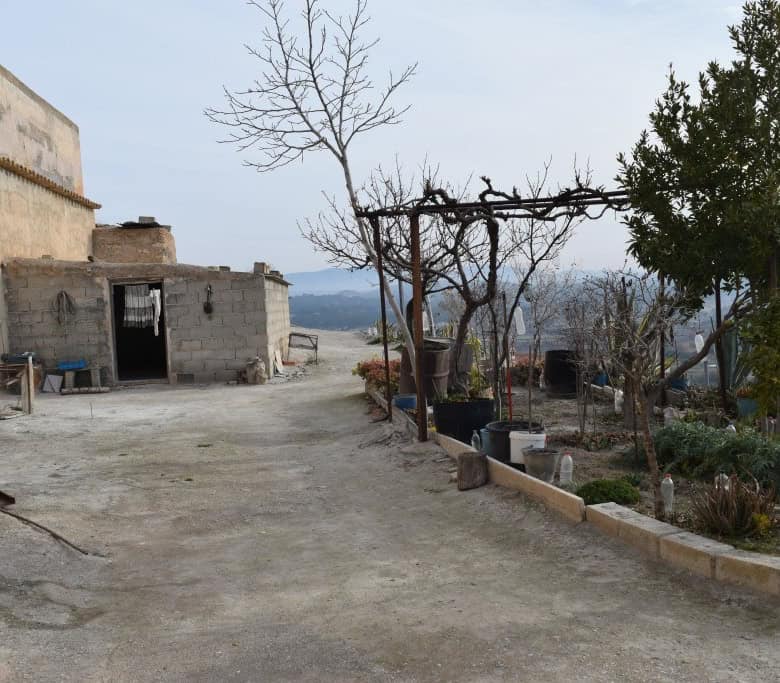 Unique cave house in Benamaurel, Granada, surrounded by natural landscape and rustic outdoor space.
