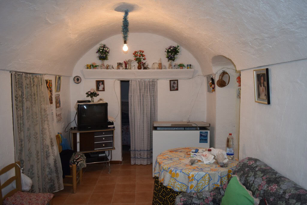Cave house interior with white arched ceiling, vintage furniture, and cozy decor in Benamaurel, Gran.