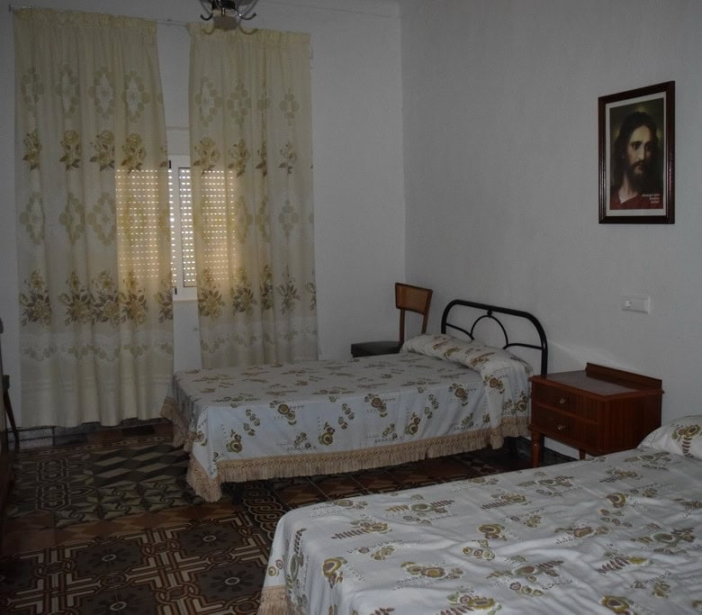 Charming village property in Caniles, Granada with two bedrooms and traditional decor. Ideal for a p.