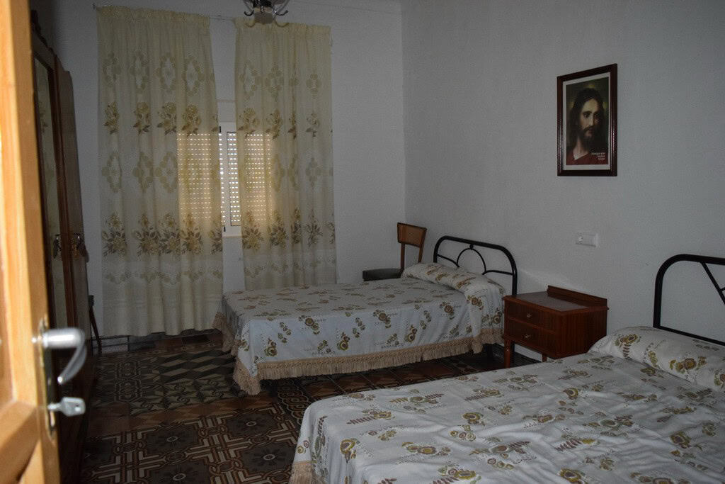 Charming village property in Caniles, Granada with two bedrooms and traditional decor. Ideal for a p.