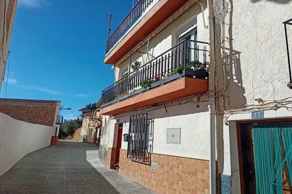 Charming village property with balconies in Hinojares, Jaen, offering scenic views and traditional A.