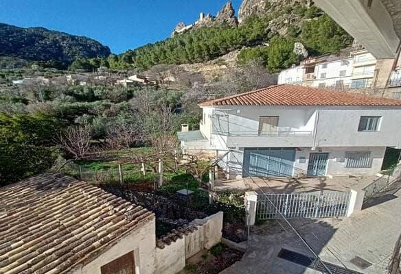 Charming rural property with scenic mountain views in Don Pedro, Jaen, ideal for countryside living.
