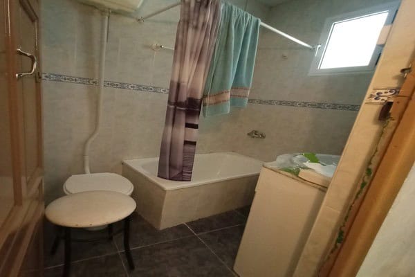 Charming rural property bathroom in Don Pedro, Jaen with bathtub and natural light.