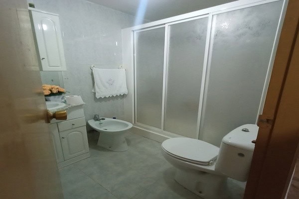 Bathroom of rural property in Don Pedro, Jaen with shower enclosure and basic fixtures.