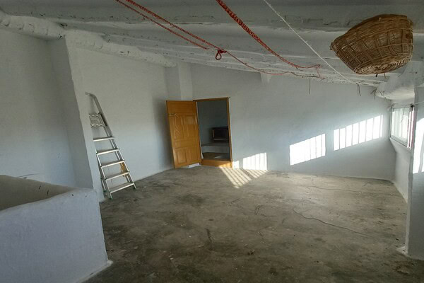 Spacious unfinished rural property in Don Pedro, Jaen, ideal for renovation and rural living.