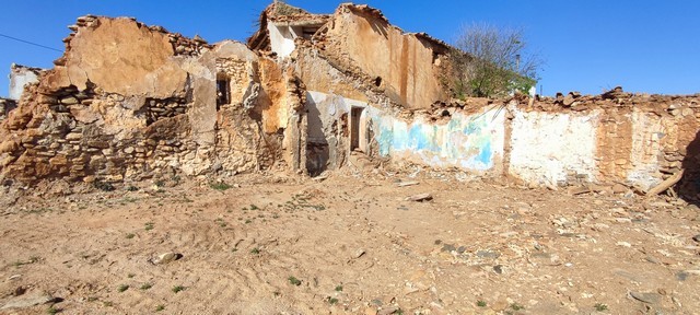 Ruin in Rejano, Granada with crumbling walls and exposed structure.