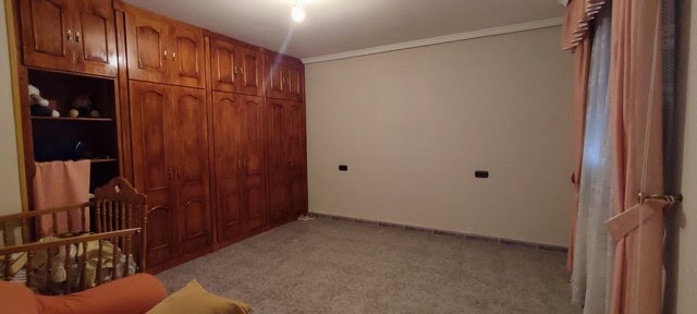 Spacious living room in a town house located in Tijola, Almeria, featuring wooden built-in wardrobes.